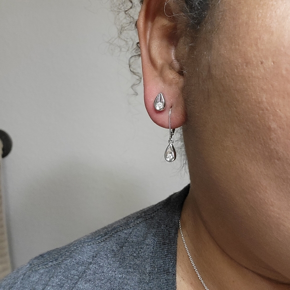 Diamond teardrop pendant and 2 sets of earrings - Picture 9 of 12